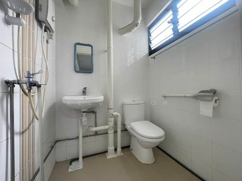 706 Hougang Avenue 2 HDB Flat For Sale at S$ 568,000 | PropertyGuru Singapore - Bathroom