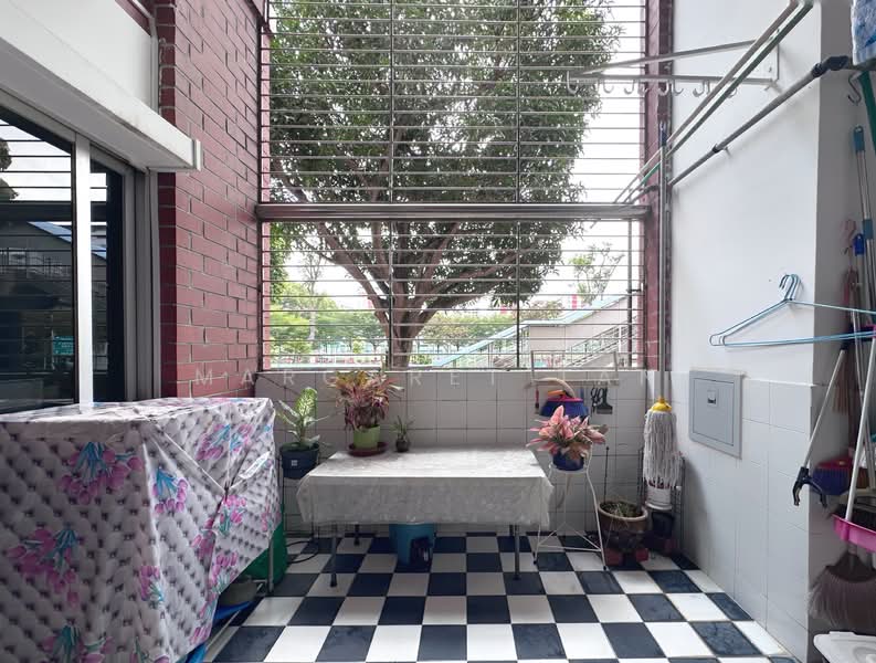 427 Hougang Avenue 6 HDB Flat For Sale at S$ 1,000,000 | PropertyGuru Singapore - Balcony