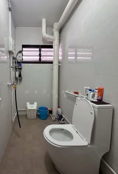 427 Hougang Avenue 6 HDB Flat For Sale at S$ 1,000,000 | PropertyGuru Singapore - Bathroom
