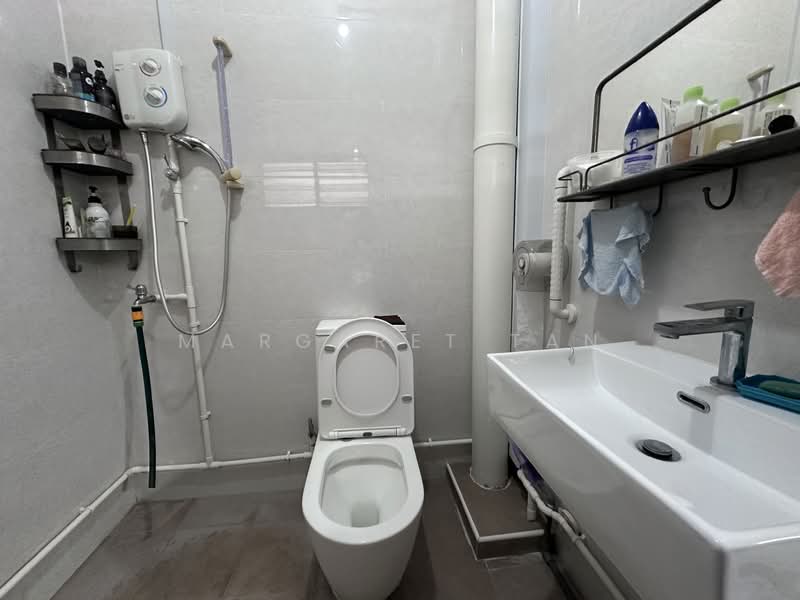 427 Hougang Avenue 6 HDB Flat For Sale at S$ 1,000,000 | PropertyGuru Singapore - Bathroom