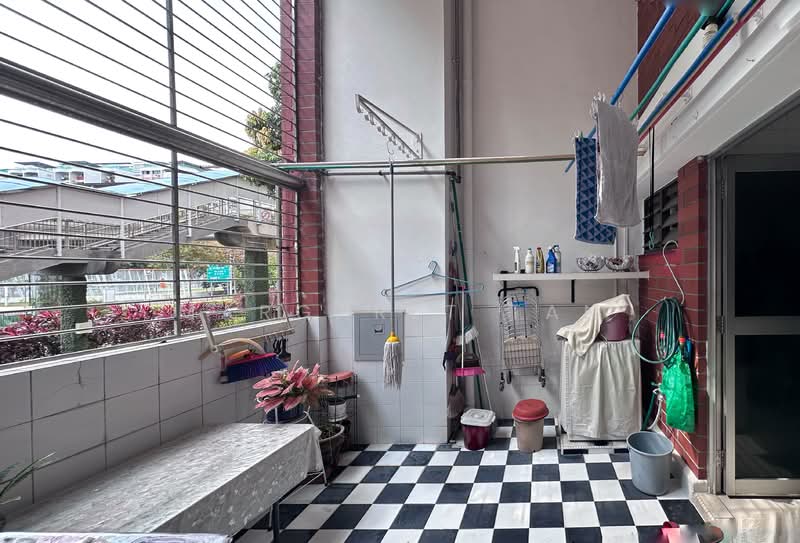 427 Hougang Avenue 6 HDB Flat For Sale at S$ 1,000,000 | PropertyGuru Singapore - Balcony