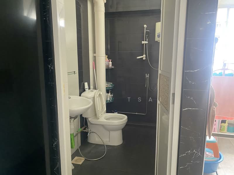729 Woodlands Circle HDB Flat For Sale at S$ 540,888 | PropertyGuru Singapore - Bathroom