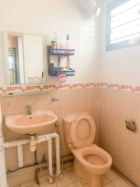 44 Chai Chee Street HDB Flat For Sale at S$ 400,000 | PropertyGuru Singapore - Master Bathroom