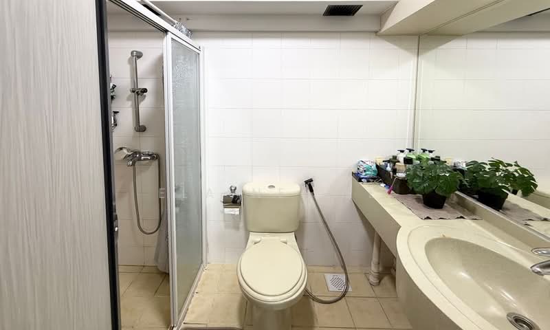 649 Punggol Central HDB Flat For Sale at S$ 658,000 | PropertyGuru Singapore - Bathroom