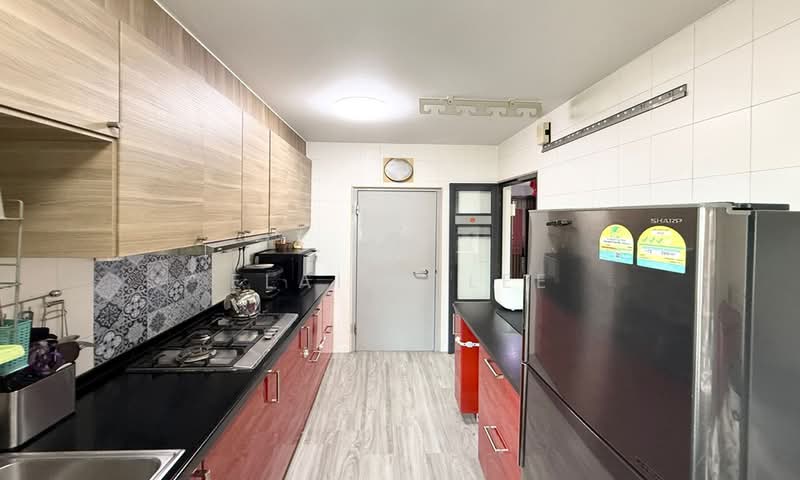 649 Punggol Central HDB Flat For Sale at S$ 658,000 | PropertyGuru Singapore - Kitchen