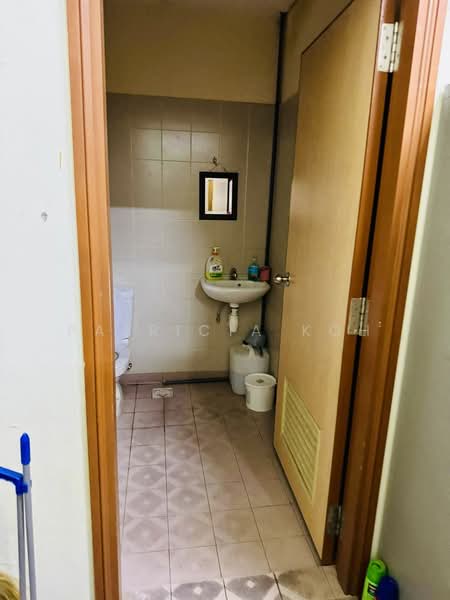 Midview Building, 50 Bukit Batok Street 23, 1,711 sqft, Light Industrial (B1) For Rent, by Patricia Koh, 500088258 - Bathroom - CommercialGuru.com.sg