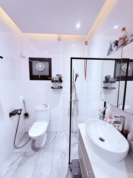 467C Bukit Batok West Avenue 9 HDB Flat For Sale at S$ 540,000 | PropertyGuru Singapore - Bathroom