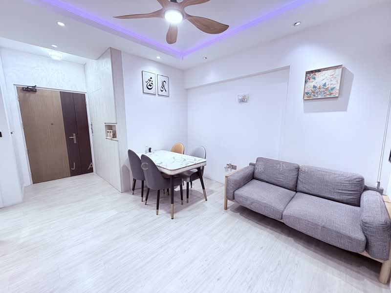 467C Bukit Batok West Avenue 9 HDB Flat For Sale at S$ 540,000 | PropertyGuru Singapore - Living Room