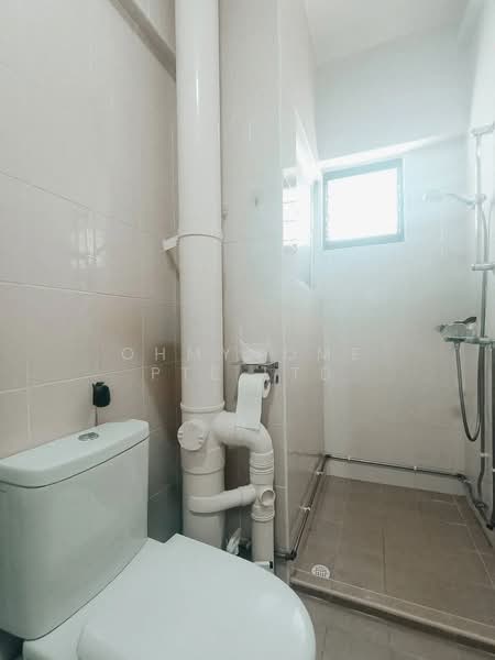 145 Lorong Ah Soo HDB Flat For Sale at S$ 1,050,000 | PropertyGuru Singapore - Bathroom