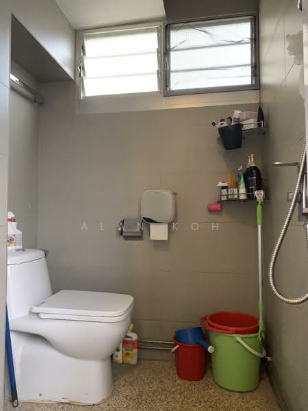 716 Clementi West Street 2 HDB Flat For Sale at S$ 550,000 | PropertyGuru Singapore - Bathroom
