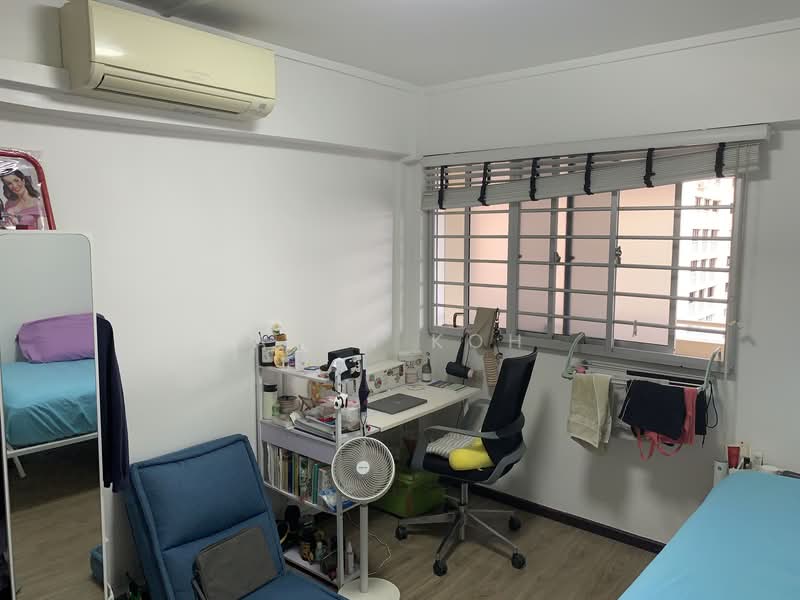 716 Clementi West Street 2 HDB Flat For Sale at S$ 550,000 | PropertyGuru Singapore - Bedroom