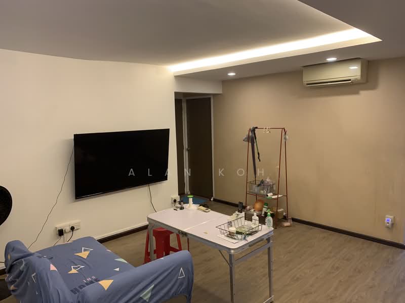 716 Clementi West Street 2 HDB Flat For Sale at S$ 550,000 | PropertyGuru Singapore - Living Room