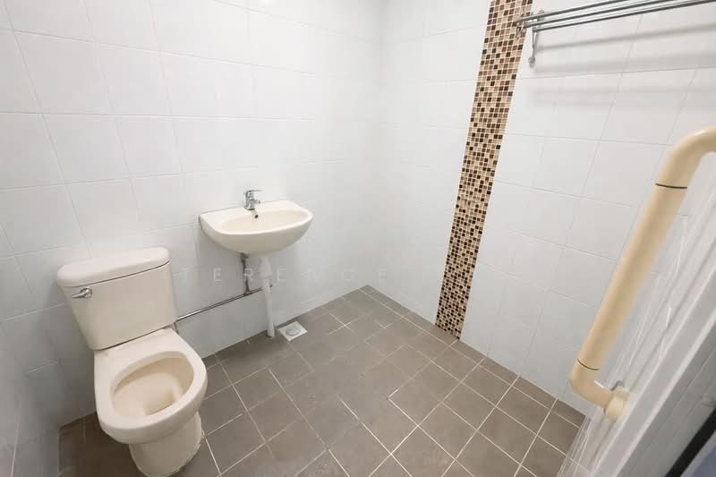 311 Woodlands Street 31 HDB Flat For Sale at S$ 485,000 | PropertyGuru Singapore - Bathroom