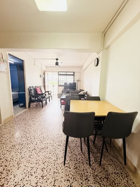 205 Toa Payoh North HDB Flat For Sale at S$ 399,999 | PropertyGuru Singapore - Living Room