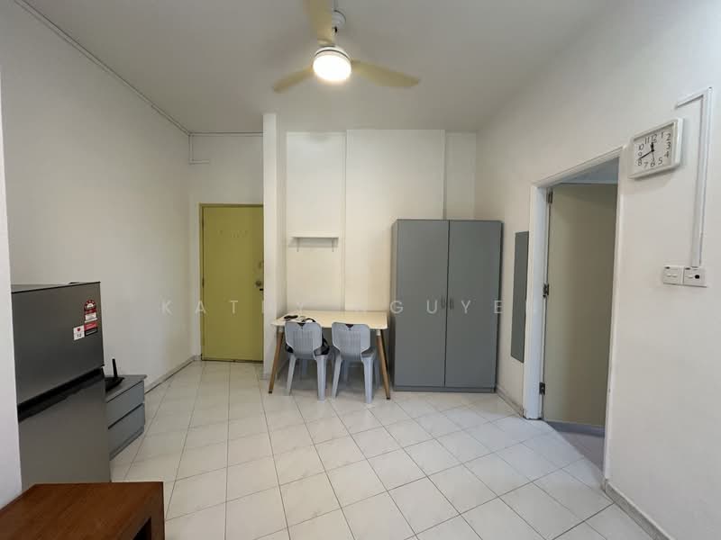 Sims 450 Centre, 450 Sims Avenue, Studio, 450 sqft, Walk-up Apartment For Rent, by Kathy Nguyen, 500088344 - Living Room - PropertyGuru.com.sg