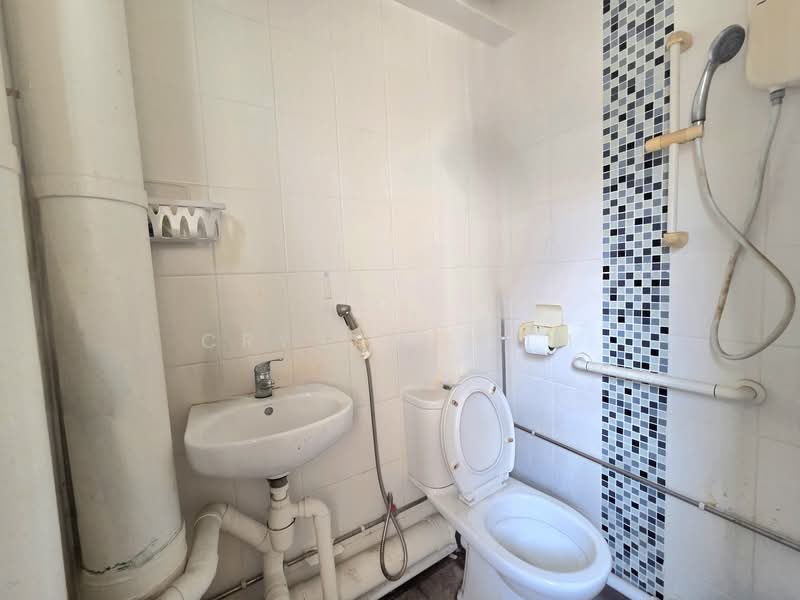 238 Hougang Avenue 1 HDB Flat For Sale at S$ 999,999 | PropertyGuru Singapore - Bathroom