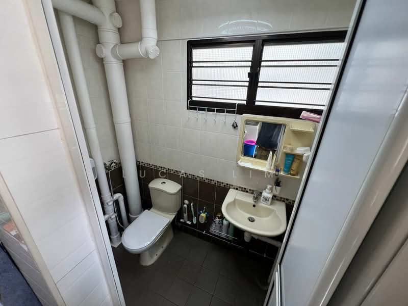 370 Bukit Batok Street 31 HDB Flat For Sale at S$ 550,000 | PropertyGuru Singapore - Bathroom