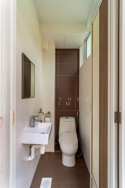 Sembawang Hills Estate Terraced House For Sale at S$ 5,280,000 | PropertyGuru Singapore - Bathroom