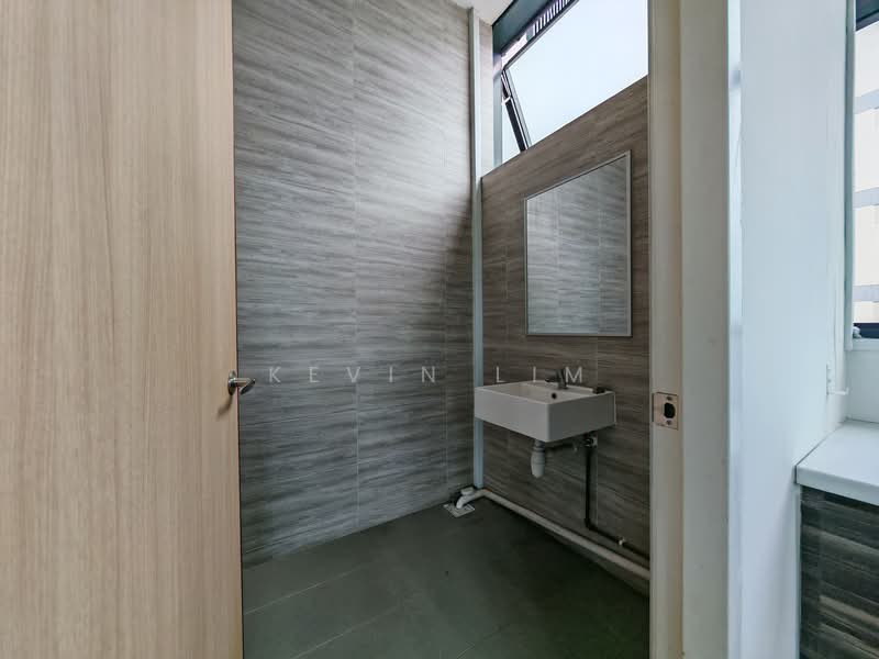 CHEAP Partial Fitted B1 Near Vivo, Buona Vista / West Coast / Clementi New Town, 1,690 sqft, Light Industrial (B1) For Rent, by Kevin Lim, 500088403 - Bathroom - CommercialGuru.com.sg