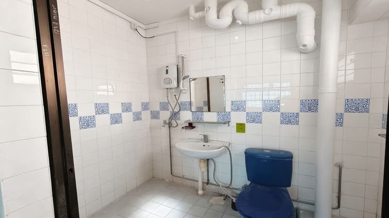 172 Lorong 1 Toa Payoh HDB Flat For Sale at S$ 1,090,000 | PropertyGuru Singapore - Bathroom