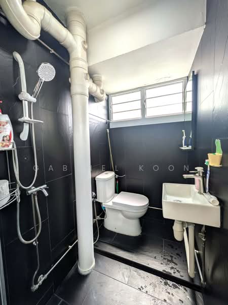 473 Ang Mo Kio Avenue 10 HDB Flat For Sale at S$ 480,000 | PropertyGuru Singapore - Bathroom