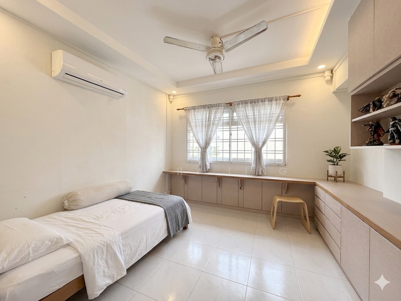 321 Tampines Street 33 HDB Flat For Sale at S$ 699,999 | PropertyGuru Singapore - Bedroom
