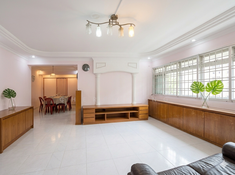 321 Tampines Street 33 HDB Flat For Sale at S$ 699,999 | PropertyGuru Singapore - Living Room
