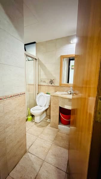 Regent Heights Condominium For Sale at S$ 1,360,000 | PropertyGuru Singapore - Bathroom