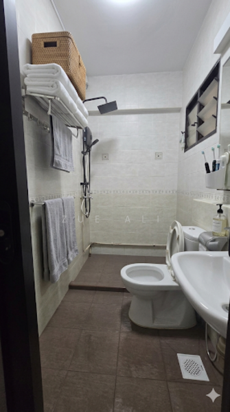 658 Woodlands Ring Road HDB Flat For Sale at S$ 900,000 | PropertyGuru Singapore - Bathroom