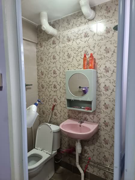 219 Bukit Batok Street 21 HDB Flat For Sale at S$ 445,000 | PropertyGuru Singapore - Bathroom