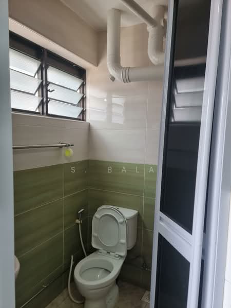 219 Bukit Batok Street 21 HDB Flat For Sale at S$ 445,000 | PropertyGuru Singapore - Bathroom