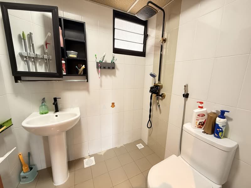 418A Fernvale Link HDB Flat For Sale at S$ 565,000 | PropertyGuru Singapore - Bathroom