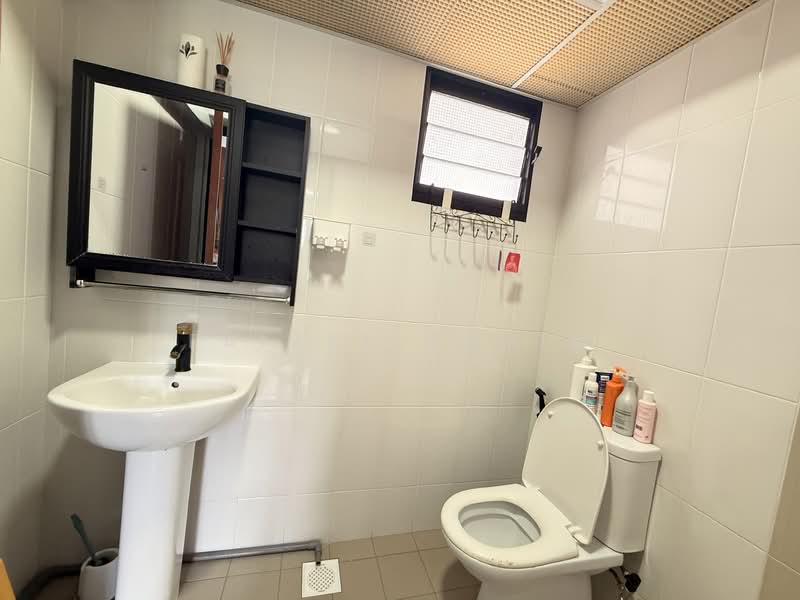 418A Fernvale Link HDB Flat For Sale at S$ 565,000 | PropertyGuru Singapore - Bathroom