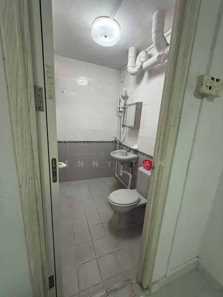 10 Minutes Walk To Yishun MRT Station ! Plenty Of Bus Routes Available !, , 3 Bedrooms, 957 sqft, HDB Flat For Rent, by Lenny Tan, 500088489 - Bathroom - PropertyGuru.com.sg