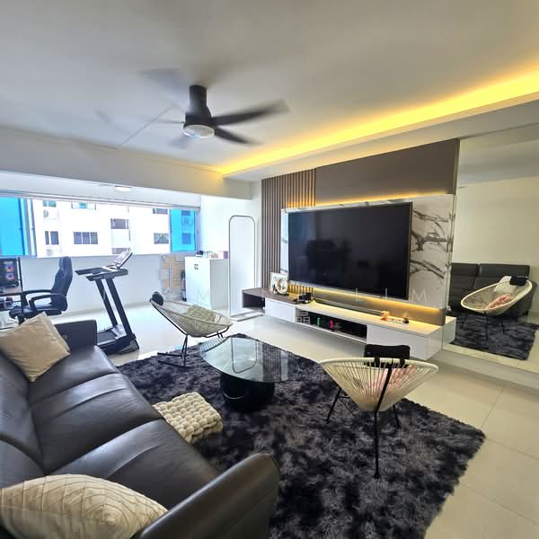 643 Yishun Street 61 HDB Flat For Sale at S$ 1,080,000 | PropertyGuru Singapore - Living Room