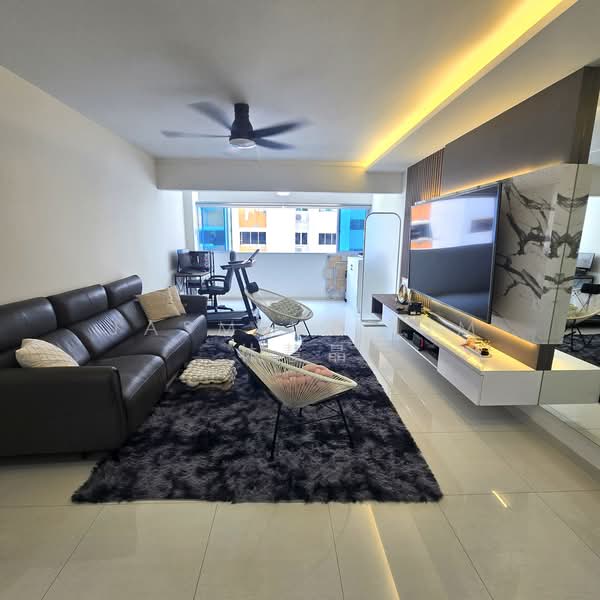 643 Yishun Street 61 HDB Flat For Sale at S$ 1,080,000 | PropertyGuru Singapore - Living Room