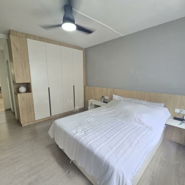 643 Yishun Street 61 HDB Flat For Sale at S$ 1,080,000 | PropertyGuru Singapore - Master Room