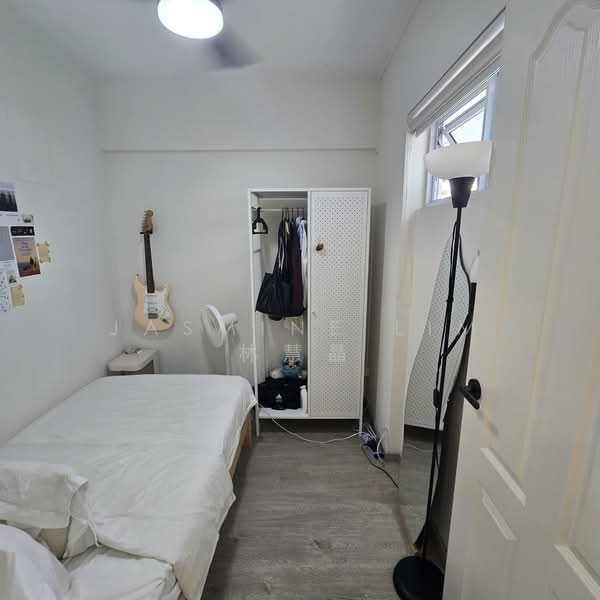 643 Yishun Street 61 HDB Flat For Sale at S$ 1,080,000 | PropertyGuru Singapore - Utility/ Helper Room