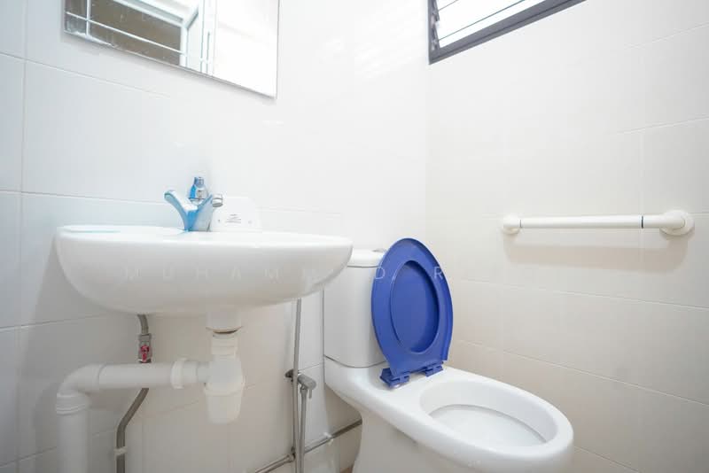 172 Yishun Avenue 7 HDB Flat For Sale at S$ 405,000 | PropertyGuru Singapore - Bathroom