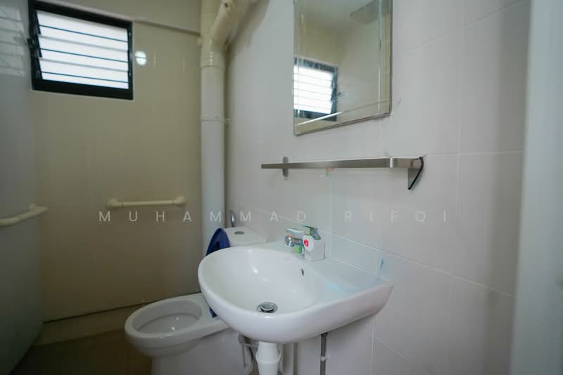 172 Yishun Avenue 7 HDB Flat For Sale at S$ 405,000 | PropertyGuru Singapore - Bathroom