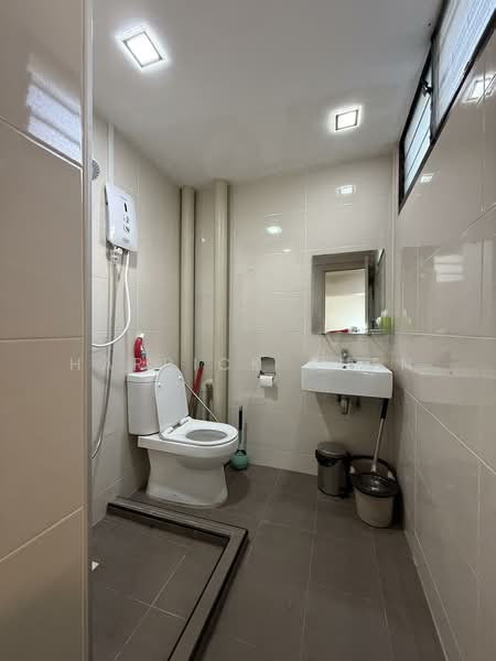 Hillcrest Arcadia Condominium For Sale at S$ 1,299,000 | PropertyGuru Singapore - Bathroom