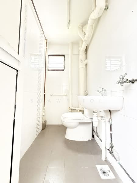 110 Yishun Ring Road HDB Flat For Sale at S$ 388,888 | PropertyGuru Singapore - Bathroom