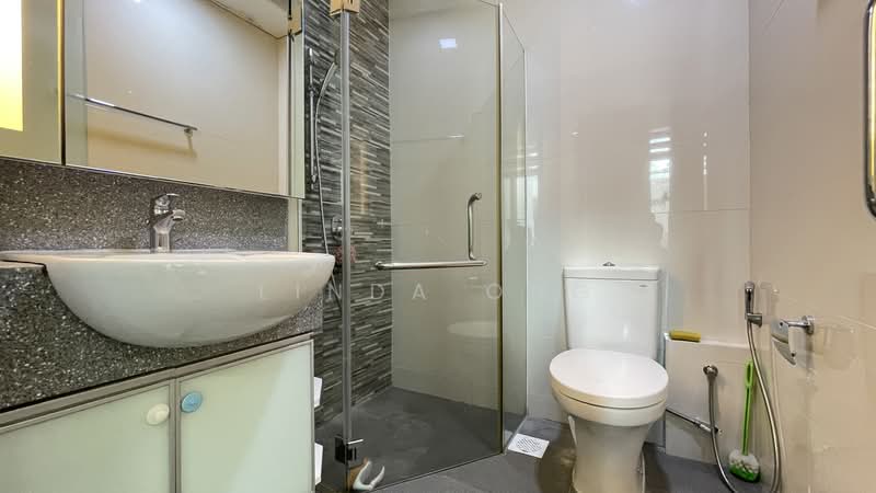 Le Somme Condominium For Sale at S$ 858,000 | PropertyGuru Singapore - Bathroom