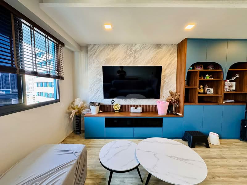 310C Punggol Walk HDB Flat For Sale at S$ 888,000 | PropertyGuru Singapore - Living Room