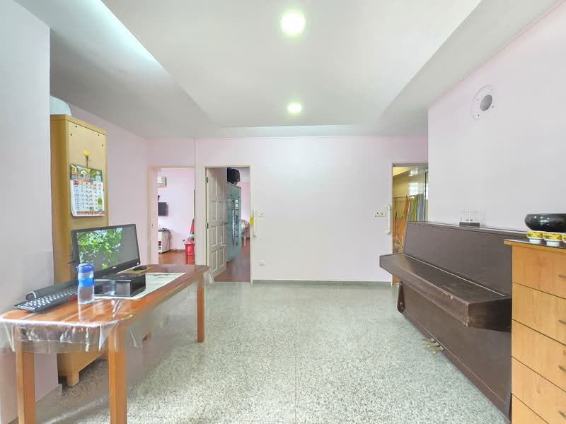 47 Jalan Tiga HDB Flat For Sale at S$ 968,000 | PropertyGuru Singapore - Living Room