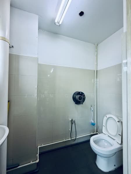 Pioneer Point, 5 Soon Lee Street, 1,044 sqft, Factory / Workshop (B2) For Sale, by John Chong, 500088670 - Bathroom - CommercialGuru.com.sg