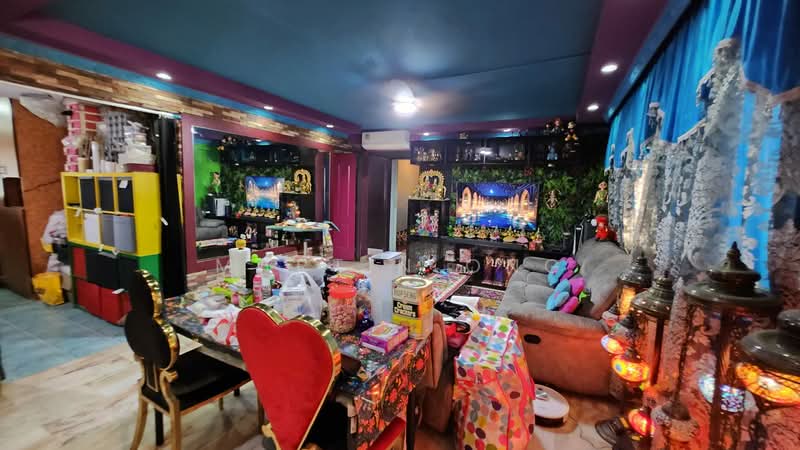 228 Tampines Street 23 HDB Flat For Sale at S$ 620,000 | PropertyGuru Singapore - Living Room