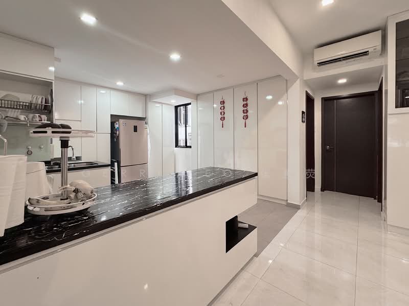 Le Conney Park Apartment For Sale at S$ 1,890,000 | PropertyGuru Singapore - Kitchen + Yard