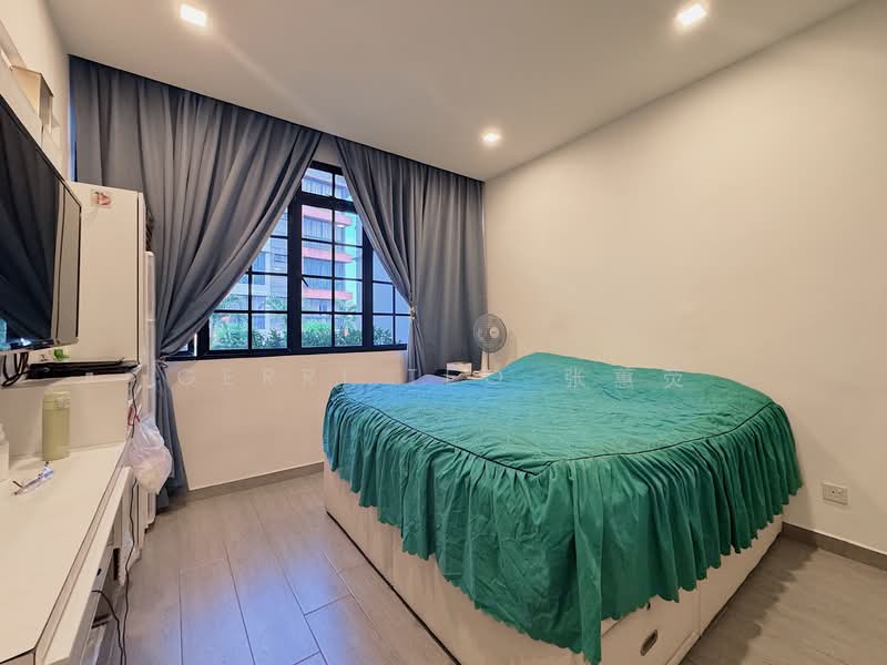 Le Conney Park Apartment For Sale at S$ 1,890,000 | PropertyGuru Singapore - Master Bedroom
