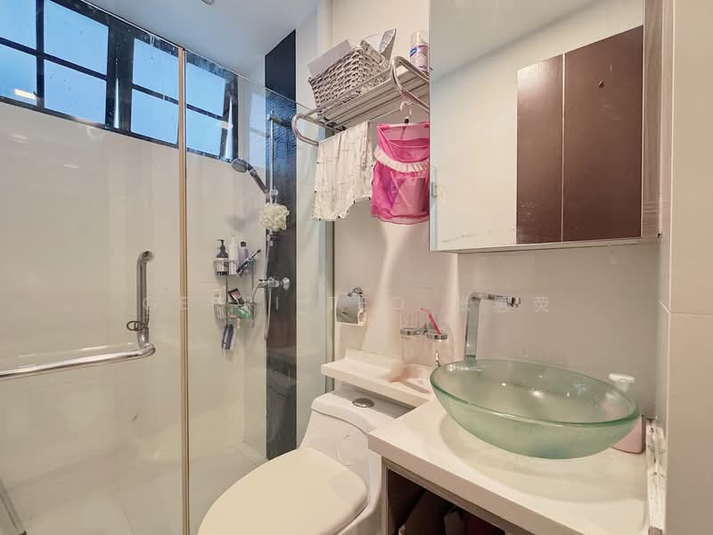Le Conney Park Apartment For Sale at S$ 1,890,000 | PropertyGuru Singapore - Common Bathroom